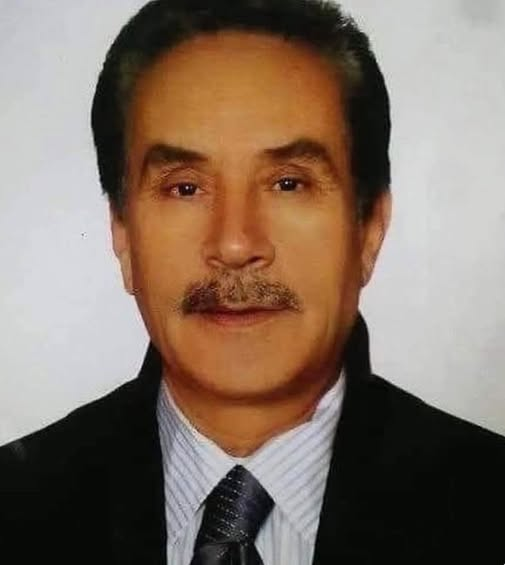 TOPRAK_2_'s tweet photo. -- MHP'Lİ YÖNETİCİNİN İTİRAFLARI..
MHP Ankara eski il yönetim kurulu üyesi Mehmet Sakarya ülkemizde dönen dolapları şöyle anlatıyor.
BİZ UYUDUK...
ABD 2002 yılında ülkemizi işgal ettirdi.
Kime mi?
TC kimliği taşıyan, fakat aslında fanatik Türk düşmanı olan mollalara!
Hafızanızla zaman tüneline girin, yaşadıklarımızı bir film gibi seyredin!
* Hafızın şiir okuması ve göstermelik kodese aldırılması... Mağdura bu millet bayılır...
* ABD yani CIA bizi bizden iyi tanır...
* Ben o sırada MHP Ankara İl yönetimindeydim, Bahçeli ani kararla istifa ettirildi, Hükümet yıktırıldı.
* İstifa haberi geldiğinde, İl yönetimi toplantıdayız, Dedim ki,
- Herkes intihar edebilir, Genel başkanımız da siyaseten intihar etmiştir, yalnız partiyi de peşinden sürüklemiş. Onu da öldürmüştür"
Başkan Yaşar Yıldırım kireç gibi oldu.
- Abi ipimizi çekiyorsun, dedi...
- Başkan, benim ipim yok, 1966 yılından beri bu hareketin içindeyim.Her düşündüğümü söylerim... Rahmetli Başbuğumun döneminde de böyleydim, dedim.
Dediğim çıktı, Bahçeli'nin İsifasıyla hükümet yıkıldı, seçime gidildi... MHP barajın altında kaldı...
Arapçı, daha doğrusu ABD'nin adamları kazandı...
ABD, FETÖ, CIA, Yerli işbirlikçileri elele verdi. Önce askeriyeyi çökerttiler. En korktukları kesim oydu...Ergenekon, Balyoz filan derken, bütün paşalar kodese tıkıldı. Kozmik Odaya girildi. Ne,Devlet sırları işportaya düştü...
Laik rejim yanlılarını safdışı bırakmaları 6 -7 senelerini aldı...
Adliyeyi, Mülkiyeyi ve Askeriyeyi ele geçirdiler...
Ondan sonra yavaş yavaş, ABD uzmanlarının planlarına göre, İşgal kimseyi ürkütmeden devam ettirildi. TC kaldırıldı - İki üç bağırdık bitti... "NE MUTLU TÜRKÜM DİYENE " tabelaları söküldü Vatanın dört yanından... Kem küm ettik, kapandı gitti konu...
ANDIMIZ kaldırıldı okullardan...
İki üç bağırdık, Üç beş dava açtık...
Ele geçirilmiş yargı mollaya destek oldu...
Bir Yunan mahkemesi olsaydı, o da böyle karar verirdi...
Bu arada vatan toprakları satılmaya başlandı... İmar ve ihale dümenleriyle, Mollalar sıfırlanamayacak servetler edindiler...
Vatandaşlık dağıttı Arapçı mollalar...
Her gelene pasaport dağıttılar...
ABD emriyle Suriye'ye girdik... Çünkü Linda'lar, Jane'ler Irak'ta çocukları Coniler ölünce isyan etti...ABD Başkanları Linda'dan, Jane'den çok korkar... Bu nedenle baştan bağladığı mollaya
"Suriye'ye gir" emri verdi...Yüzlerce Mehmetçik şehit oldu... Bizde de Helga olsaydı, "Emevi Camisi başınıza yıkılsın, ülkede cami mi kalmadı, hepsi boş duruyor" derdi. "Fantaziniz için benim yavrum toprağa düştü" Diyerek yeri göğü inletirdi..
-- Fakat bizim Ayşe, Fatma : "Ben şehit anası oldum" diye, için için gurur duydu...Çünkü cahildi. Onu kandırmak bir bebeği kandırmaktan kolaydı... Eline Kuranı alan bayrak asılmış gecekondu evine gitti. İki ayet okudular, Bu zavallılar hüngür hüngür ağladılar!
Bu arada Yunan adalarımıza el koydu... Ses eden oldu mu? İki emekli subay feryat etti...Kimse ortalığı ayağa kaldırmadı.. Devlete, devlet ve Türk düşmanlarını doldurdular, Diplomatları kovup yerlerine imam atadılar... Bu arada Suriye'den ülkemize Çapulcu akını başladı...Gelenlere sordu gazeteci:
- Nasıl geldiniz, diye, Suriyeli dedi ki:
- Bize 'kalkın Türkiye'ye gidiyorsunuz
herşeyiniz hazır orada, çok rahat yaşayacaksınız' dediler, getirip bıraktılar buraya!. Kimse ağzını açmadı...Mollalar ortalığa velveleye verdi, "Bunlar Ensardır bağrımıza basalım" diye..Cahil kesim anında yuttu bu dümeni... Şu anda 8-10 milyon yabancı, Ülkeye dolmuş durumda. Her an bir olay patlayabilir...
BOP haritasını gördünüz Güneydoğu BOP içinde... Şimdi oralara Arap dolduruldu ki, düğmeye basınca isyan çıkacak, O topraklar elimizden uçup gidecek! ABD emriyle orduya operasyon çektiler..Ordu mevcudunu yarıya indirdiler ki, yarın ülkede bir kalkışma olursa, halimizi düşünün! Hatay Belediye Başkanı feryat ediyor "Şehir elden gitti" diye... Kimsenin umurunda değil... ABD emriyle Suriyelileri yurda sokan molla ne diyor,
- Suriyelileri göndermeyeceğiz... 
Senin öyle bir iraden olamaz ki! Sen ABD ne derse onu yapmaya mecbursun.