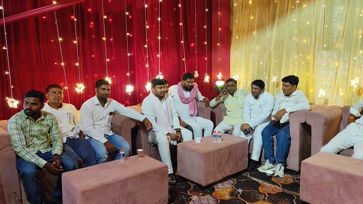 vineetkk1488's tweet photo. मधुबन विधानसभा के दुबारी में वरिष्ठ पत्रकार मनीष यादव जी के यहाँ तिलकोत्सव समारोह में शामिल हुआ।। https://t.co/LRwzxAX0ZX