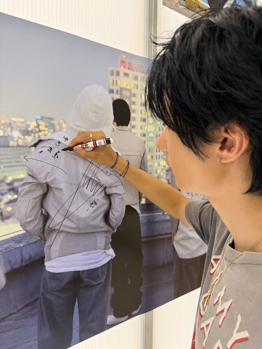 RING21_'s tweet photo. ⬅️ 왜 내 등 뺏어감요? ㅎㅎ << 이게 너뮤 간지러움 𝙎𝙄𝘽𝘼𝙇... https://t.co/e1GDMcvwBj