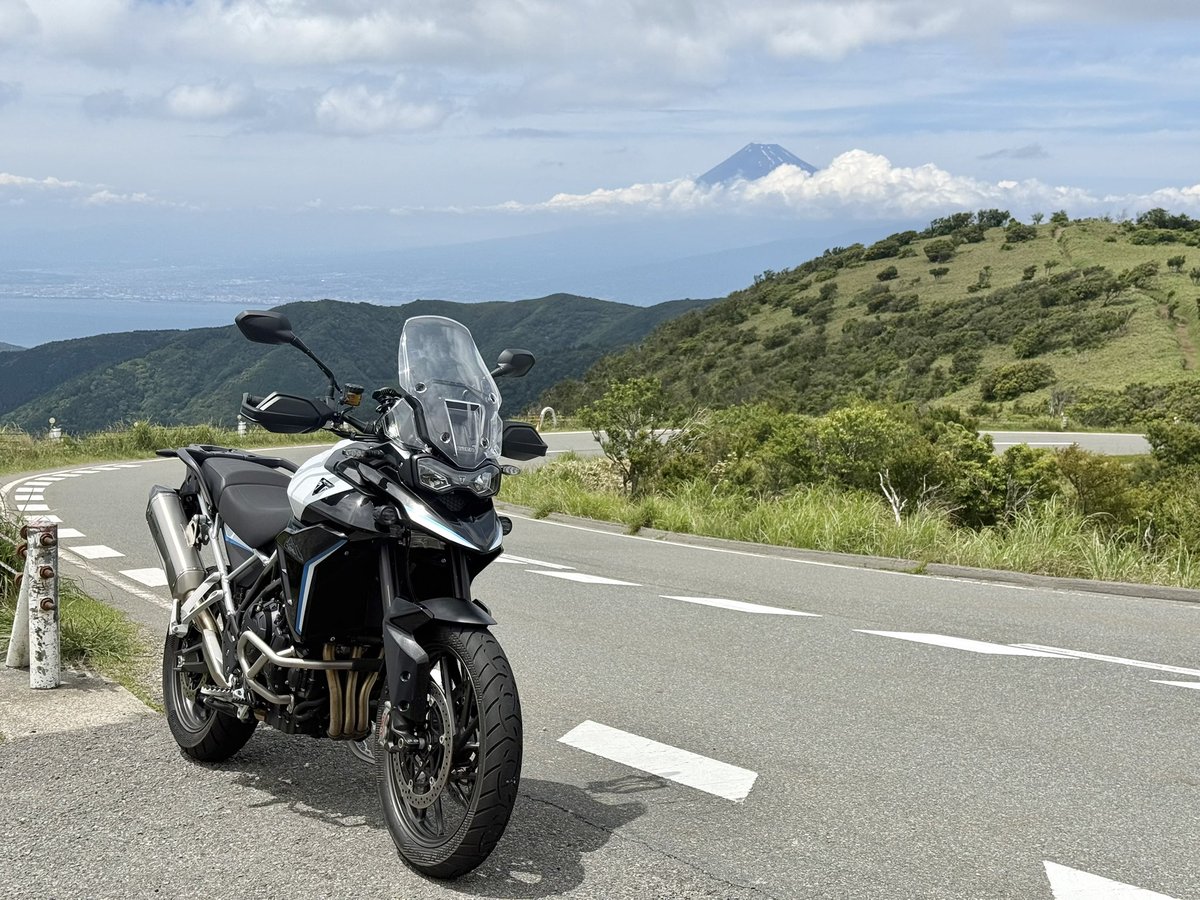MooNRideLab's tweet photo. 富士山今日は普通にいる笑
#バイク日和 #世界の中心 #西伊豆 #定点観測 #地点001 今年6回目 #富士山 #寄り道癖 #自転車で走った場所をバイクで辿る #Triumph #トライアンフ #Tiger #AlpineEdition https://t.co/KZnL02YNQC