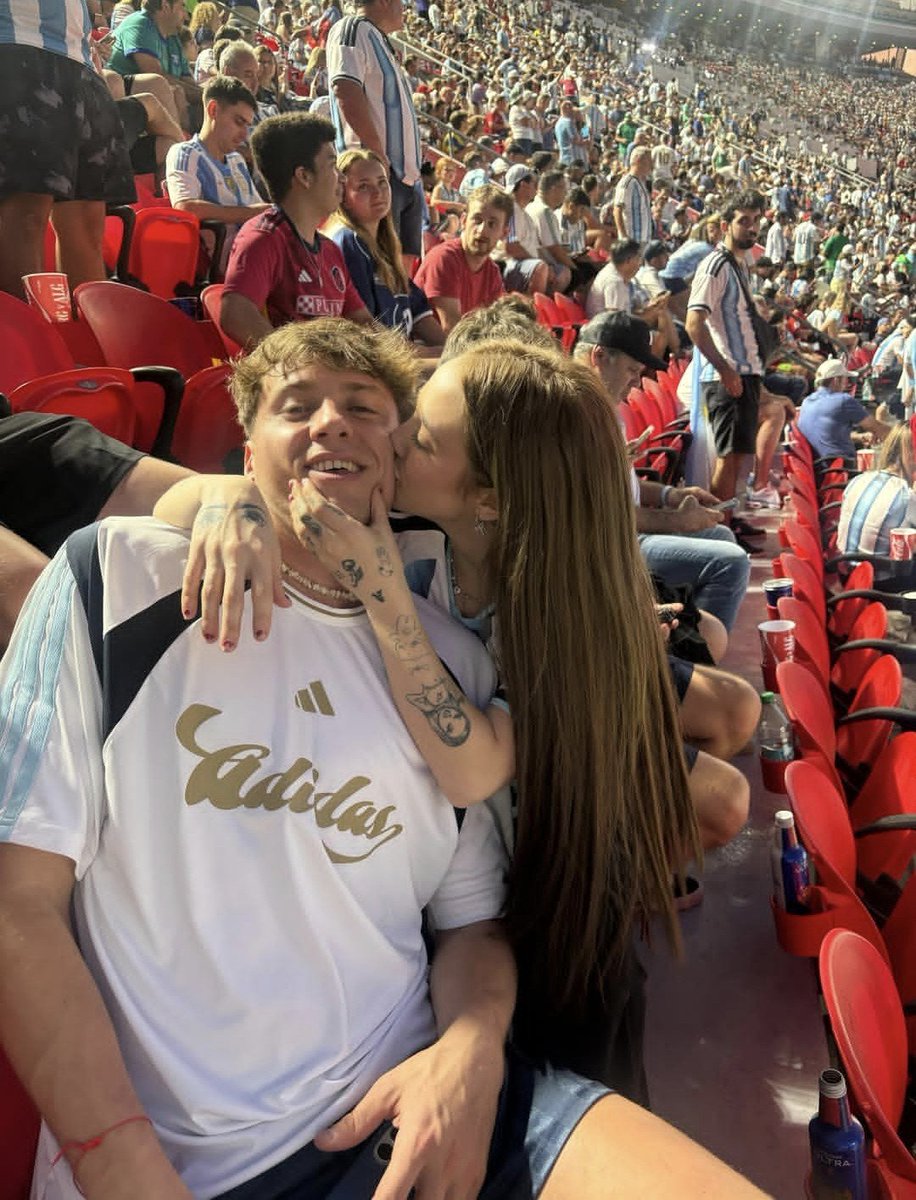 enuestramente's tweet photo. Pero que viva messi y el Amor https://t.co/9C6gJBwnyq