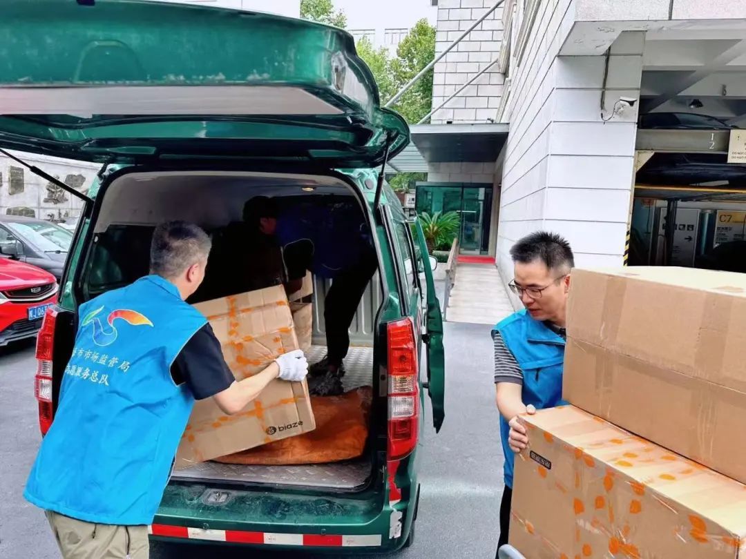 WALTERCAMERON2's tweet photo. Just spent an amazing morning volunteering at the community food bank! Packed 50+ care packages for local families in need. Grateful for the chance to give back and meet such kind fellow volunteers  #VolunteerWork #CommunityCare https://t.co/zdln3UiHF3