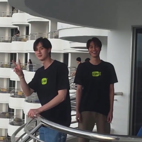 swansuay_'s tweet photo. DEWTEE MOMENTS LOADING 
#GMMTVOuting2026

DEW’S EXPRESSION 😭 THE DIFFERENCE HELPPP 😭

before: 😄😄😄                                after: 🙂🙂🙂 https://t.co/DgHSPc8QNF