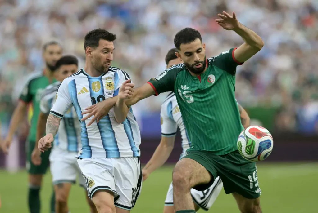denimenezes14's tweet photo. MESSI ESTREIA COM RECORDES E ARTILHEIRO DA COPA
Copa do Mundo

AO MARCAR OS TRÊS GOLS da vitória sobre a Argélia, na noite de ontem (16), aplaudido por 70 mil torcedores no Kansas City Stadium, Messi estreou não só como artilheiro, mas marcando o primeiro hat-trick da Copa de 2026, 61º da carreira, 50 pelo Barcelona, 11 pela seleção, em que completou 200 jogos e se tornou o primeiro a disputar seis Copas do Mundo, feito que Cristiano Ronaldo também alcançará hoje (17), na estreia de Portugal com o Congo, no NRG Stadium, em Houston, maior cidade do estado do Texas.

A UMA SEMANA de completar 39 anos (24/6/1987), Messi igualou-se a Miroslav Klose, de quatro Copas pela Alemanha, como maior artilheiro das Copas, com 16 gols, desde o primeiro gol, em 1/3/2006, no amistoso em que venceu a Croácia por 3 x 2. A estreia de Messi em Copa foi em 10/6/2006, na vitória sobre a Costa do Marfim por 2 x 1.

O PRIMEIRO GOL de Messi, em Copa, foi em 16/6/2006, na goleada sobre a Sérvia por 6 x 0. Com todos os méritos, Messi ainda precisa de 11 hat-tricks para igualar os 92 de Pelé, que marcou 75 pelo Santos e 7 pela seleção. Pelé foi o único a ganhar o prêmio de Atleta do Século, em 1981, entregue em Paris pela direção da revista France Football.

NA ESTREIA da Copa de 2026, Messi abriu o placar aos 17 minutos, da entrada da área, sem chance de defesa para o goleiro Luca Zidane, filho do ex-meia e único técnico três vezes consecutivas campeão da Liga dos Campeões com o Real Madrid, Zinèdine Zidane, que o aplaudiu.

NA VOLTA DO INTERVALO, Messi dobrou a inspiração. Marcou o 2º gol, aos 15 minutos, após rebote do goleiro, que jogou com máscara de proteção, devido à recente fratura sofrida em jogo do Granada, seu clube na Série B da Espanha. Luca Zidane nasceu na França, mas optou jogar pela Argélia, onde nasceu seu pai. Messi fechou os 3 x 0, aos 31 minutos.

ARTILHEIRO DA COPA de 2026, Messi contribuiu com os três para aumentar a média para 3.05 gols, por jogo, com 58 gols em 19 jogos. A Argentina foi uma das quatro seleções a estrear sem sofrer gol: 3 x 0 na Argélia, depois de México 2 x 0 África do Sul, Costa do Marfim 1 x 0 Equador e Escócia 1 x 0 Haiti.

A SELEÇÃO DA ESTREIA: Emiliano Martinez, Montiel, Lisandro e Romero (Otamendi); Medina, De Paul e Mac Allister; Enzo, Messi (Nico Paz), Tiago Almada (Nico Williams) e Lautaro Martinez (Julian Alvarez). Técnico – Lionel Scaloni. O próximo jogo é 2ª feira (22) com a Áustria.

O ÁRBITRO polonês Szymon Marciniak, de 45 anos, marcou 20 faltas (12 da Argentina), mas não usou o cartão amarelo. Árbitro FIFA desde 2010, apitou a final da Champions 2022-2023, Manchester United 1 x 0 Inter de Milão, e a final da Copa do Mundo de 2022, Argentina 3 (4) x 3 (3) França.

Fotos: Roberto Schmidt/AFP,