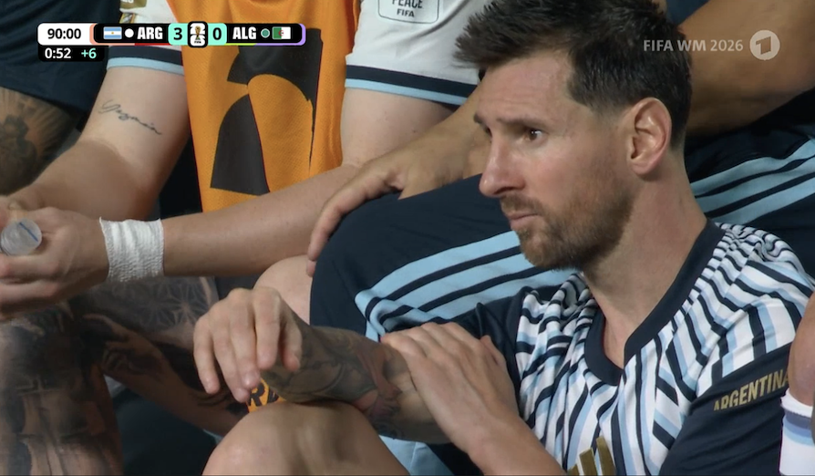 footballcritix's tweet photo. Arjantin yedek kulübesinde hiç boş yer kalmamıştı. Takım arkadaşları Messi’ye yer açmak istedi ancak o, herkesin yerinde kalmasını söyleyerek maçın kalan dakikalarını yerde oturarak takip etti. 🇦🇷🐐 https://t.co/P8itnlxKrT