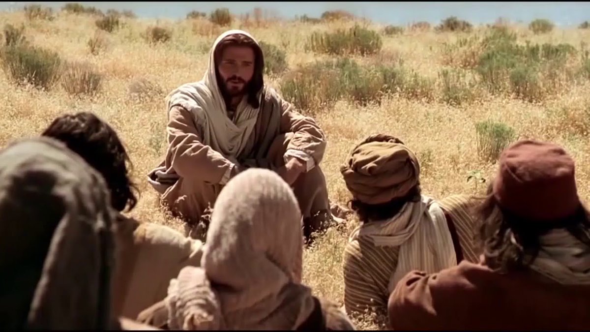 SacerdosMariae's tweet photo. Las lecturas de hoy nos recuerdan algo que el mundo suele olvidar: Dios ve lo que nadie ve.

1️⃣ Eliseo no pide riquezas, poder ni prestigio. Pide recibir el espíritu de Elías. Sabe que la verdadera herencia no son los bienes materiales, sino la gracia de Dios.

2️⃣ Cuando Elías es arrebatado al cielo, Eliseo queda aparentemente solo. Sin embargo, el Señor no abandona su obra: el manto cae sobre él y continúa la misión.

3️⃣ También nosotros podemos sentir que desaparecen personas importantes de nuestra vida. Pero Dios sigue actuando. La obra es suya, no nuestra.

4️⃣ El salmo nos anima: «Sed valientes de corazón los que esperáis en el Señor». La esperanza cristiana no es optimismo ingenuo: es confianza en la fidelidad de Dios.

5️⃣ En el Evangelio, Jesús denuncia una tentación muy actual: hacer las cosas para ser vistos.

6️⃣ Se puede dar limosna para ayudar o para recibir aplausos. Exteriormente puede parecer lo mismo. Dios ve la diferencia.

7️⃣ Se puede rezar buscando a Dios o buscando admiración. Los hombres ven el gesto; Dios ve el corazón.

8️⃣ Se puede ayunar por amor al Señor o para alimentar el propio ego. Dios no se deja engañar por las apariencias.

9️⃣ Tres veces repite Jesús una expresión: «Tu Padre, que ve en lo escondido». Ahí está la clave de todo el Evangelio de hoy.

🔟 El cristiano no vive de la aprobación de los demás. Vive bajo la mirada amorosa del Padre.

1️⃣1️⃣ Muchas de las cosas más importantes de la Iglesia ocurren en silencio: una madre que reza por su hijo, un enfermo que ofrece su dolor, un sacerdote que permanece fiel, una religiosa que sirve sin llamar la atención.

1️⃣2️⃣ El mundo premia lo visible. Dios premia la fidelidad.

1️⃣3️⃣ Hoy es un buen día para preguntarnos: ¿hago las cosas para que me vean los demás o para agradar al Señor?

1️⃣4️⃣ Al final, solo una mirada importa realmente: la de Dios. Y esa mirada llega hasta el rincón más escondido del corazón.

#EvangelioDeHoy #LecturasDeHoy #TiempoOrdinario #Católicos #IglesiaCatólica