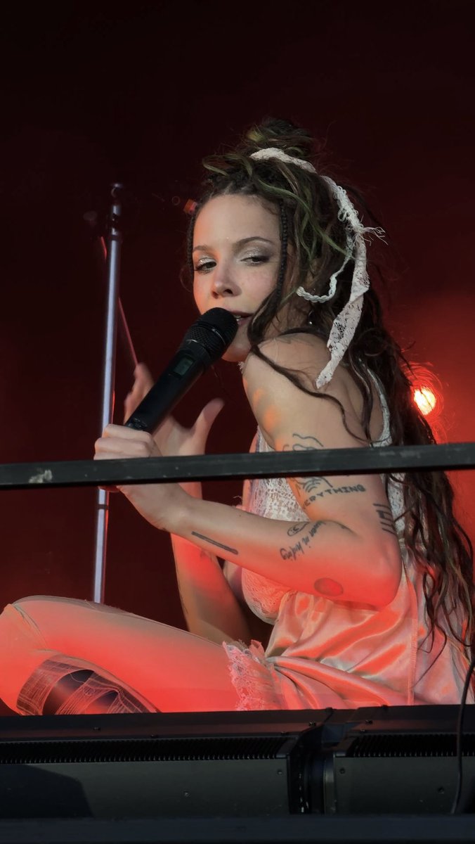 5secondsofateez's tweet photo. hey so @halsey what eyeshadow did you wear last night?? https://t.co/8SLABITtNj