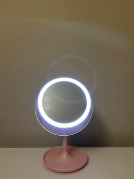 OaklecsAli's tweet photo. I bought a new makeup mirror that's super useful. It can even be used as a small night light at night
#lamp #mirror https://t.co/lbnBVlRVZC
