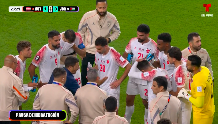 Pipopavez's tweet photo. Al final Telemundo es la única señal que muestra lo que pasa en la pausa de hidratación. https://t.co/eeZCSCxpdx