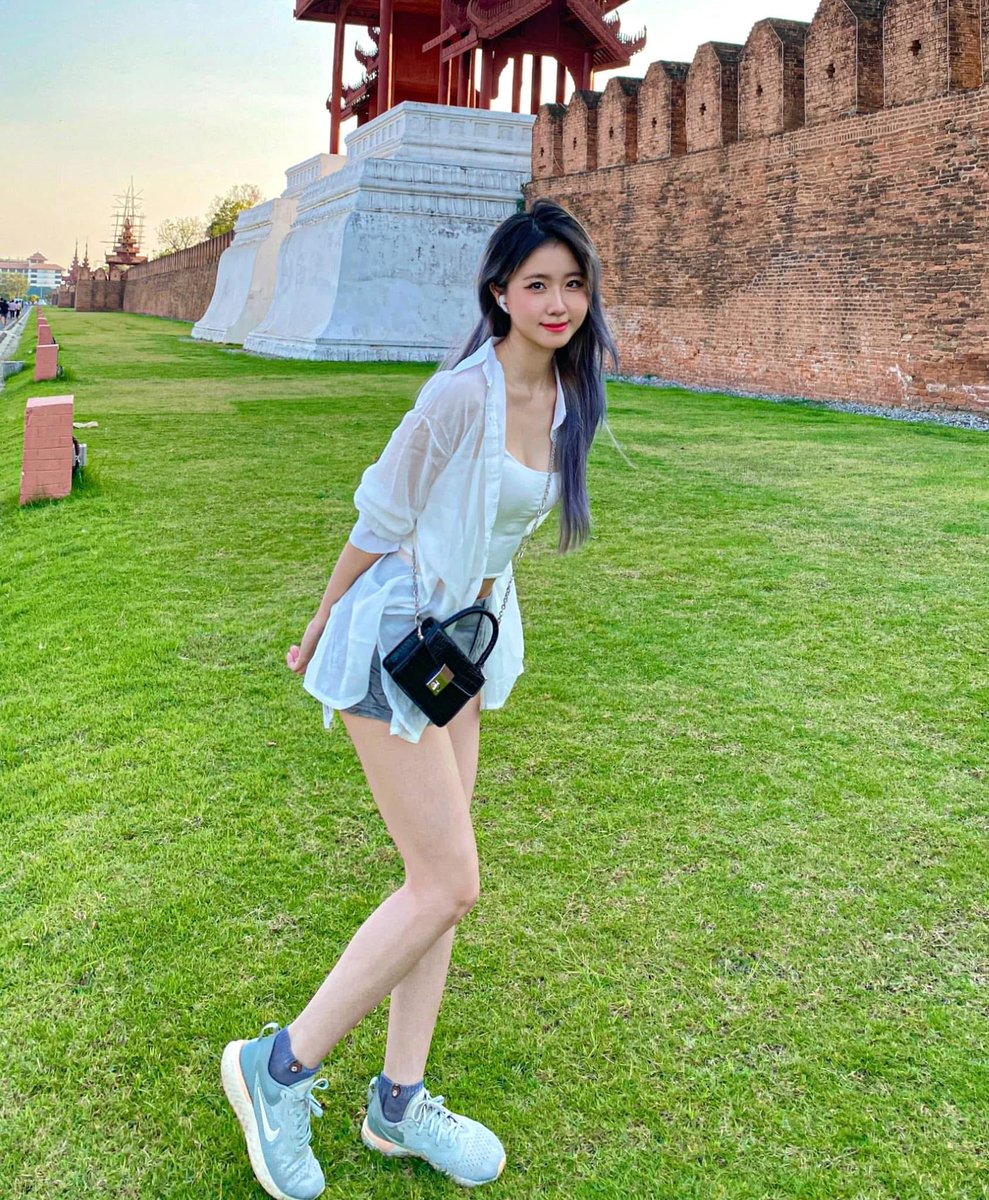 JuliaPhufu's tweet photo. စိုက်ကြည့် အလိုက်သိ 👻🖤 https://t.co/u0VEutcr1a