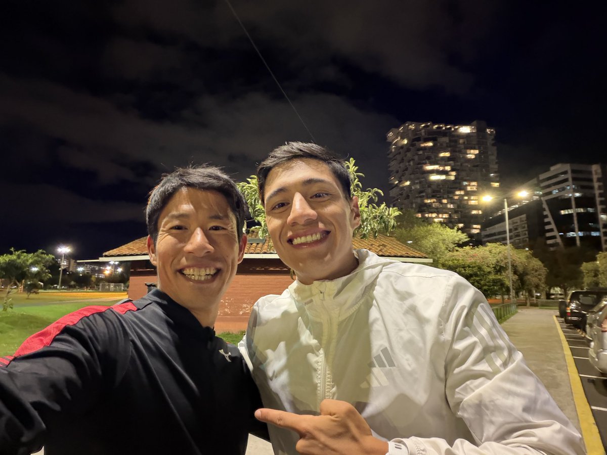 Hayato_RACEWALK's tweet photo. 今日の午後は現地に住んでいるDavid Hurtadoと練習しました🚶‍♂️🇪🇨
今年の世界競歩では銀メダル、東京世界陸上でも中盤で僕と将虎の前に出ていた選手です。
標高2850mでも力強く歩き、今日のメイン練習での余裕度は僕と変わらなく見えました。
日本の強敵になると思いますが、一緒に強くなりたいです💪 https://t.co/X2FCmnmwMY