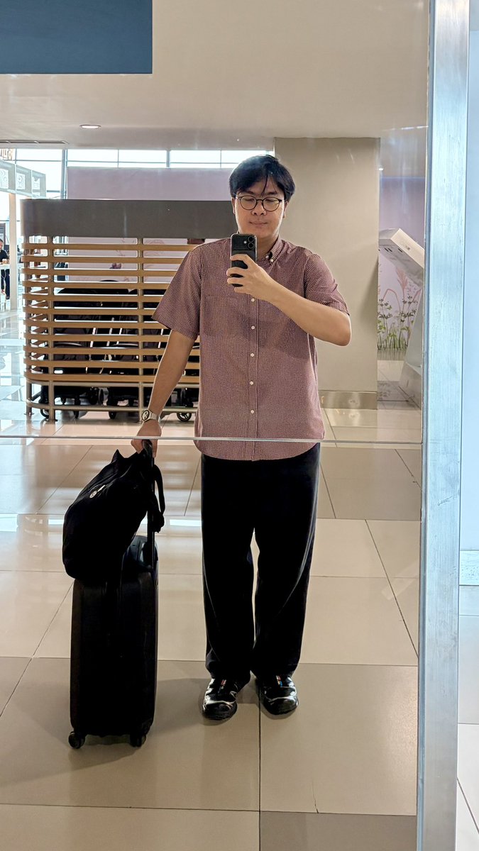 0dopamine's tweet photo. airport fit check https://t.co/IiOYh3FpoU
