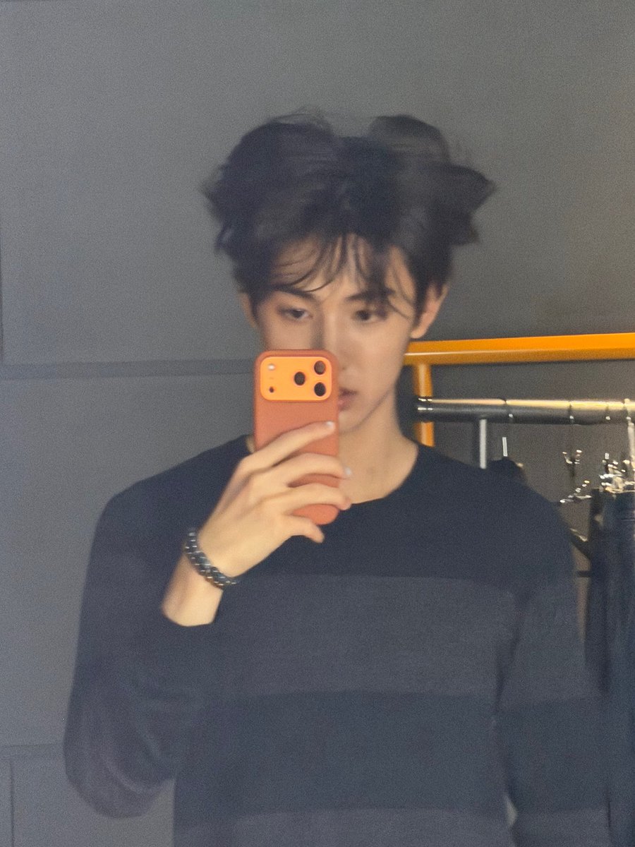 coertisify's tweet photo. CAKEPNYA MESSY HAIR + PAKE GELANG ITEM https://t.co/QOxdMBm5mn