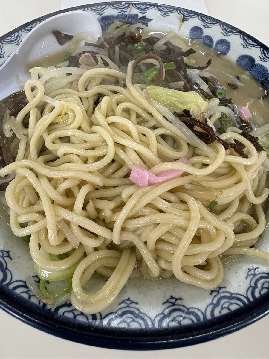syozmory's tweet photo. 【麺】佐賀 井出ちゃんぽん大和店
２投目も直球勝負、久しぶりに本店がある（本店は痛恨の定休日）佐賀まで足伸ばしました。
地元密着なお店の雰囲気でこの通り独特のビジュアル。丁寧に仕込まれた食べやすい野菜具材が盛りだくさんで大盛りにすると二郎真っ青の盛りになります。
特製ちゃんぽん1160円 https://t.co/IVz8euYSKg