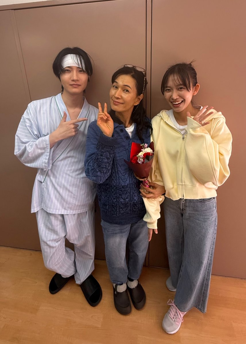 reelshortjp's tweet photo. 『ホームレス婚〜彼の正体は億万長者?!〜』ReelShortにて大好評配信中！🎬

本日は、桜田通さん、清水美砂さん、志田音々さんの和やかなスリーショットをお届けします！💐

お花を持った清水さんを囲んで、皆さんでニッコリ笑顔😊 ですが…注目は頭に包帯を巻き、入院着姿の桜田さん！🤕 劇中で颯斗の身に一体どんなピンチが降りかかったのでしょうか！？
ハラハラする本編の怒涛の展開とは裏腹に、カメラが止まればこんなにもピースフルな現場なんです✨このギャップにほっこり癒されますね💕

スカッと痛快な大逆転劇と極上の溺愛ロマンス！ まだご覧になっていない方は、

ぜひプロフィール欄のリンクからアプリをダウンロードしてチェックしてください📱💍

【出演】 桜田通 　清水美砂 　志田音々 

#ホームレス婚 #ReelShort #リールショート