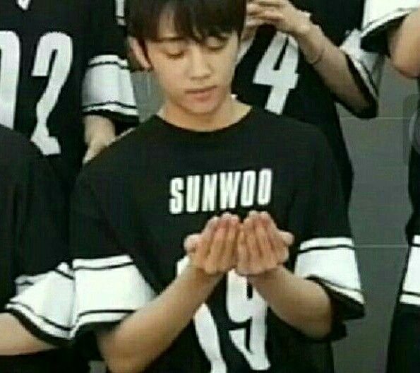 ericyoungjse's tweet photo. ini member the boyz juga ada yang islam, ini buktinya https://t.co/w9Zqns0B8a