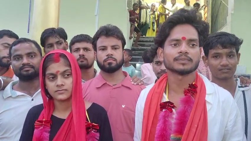 MuslimVoiceCell's tweet photo. 📍 बदायूं, उत्तर प्रदेश 

हीरा नाज़मी ने अतुल से शादी कर सनातन धर्म अपनाया और नया नाम हिमांशी कुमारी रख लिया। कोर्ट मैरिज के बाद दोनों ने रीति-रिवाज से विवाह किया।

शादी के दौरान राष्ट्रीय बजरंग दल  मौजूद रहा।

लेकिन अगर यही मामला उल्टा होता—लड़का मुस्लिम और लड़की हिंदू—तो यही बजरंग दल और कई हिन्दू संगठन इसे “लव जिहाद” बताकर FIR, गिरफ्तारी और यहां तक कि “बुलडोजर एक्शन” तक की मांग लेकर सड़क पर उतर जाते।