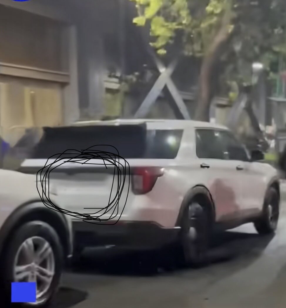 Ccesar2002's tweet photo. @QuePocaMadre_Mx Y no denunció, que llegó con unas camionetas sin placas, como si fuera un criminal ???? https://t.co/8MT2n09WwU