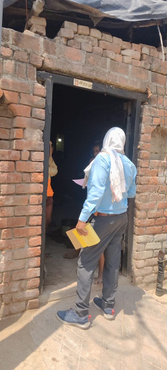 EeSandila's tweet photo. जनपद हरदोई के विद्युत व���तरण खण्ड संडीला क्षेत्रांतर्गत उपकेंद्र कछौना में बकायेदार उपभोक्ताओं से राजस्व वसूली हेतु कार्य करते हुए कर्मचारी@MVVNLHQ @UPPCLLKO @MVVNLmd @mvvnlhardoi https://t.co/GLiljEQApy