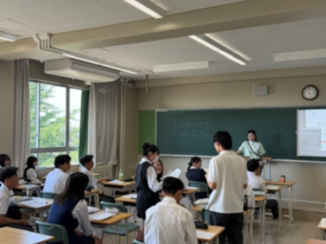 neritaka1964's tweet photo. 英語コミュニケーションⅠ授業の様子をお届けします。提示された場面設定をもとに、対話文のフレーズを考え、ペアで英語のやり取りを組み立てていました。
語彙や表現を選び、各ペアによる発表を行い、考えた対話文を実際に英語で表現しました。コミュニケーションを図ろうとする姿が印象的でした。 https://t.co/wh5soE2lNW