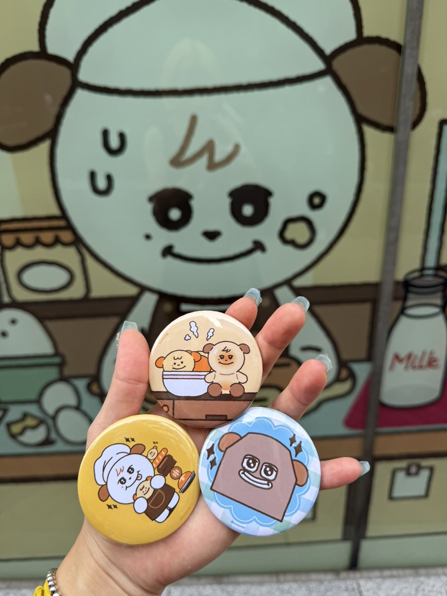 Februaryx03's tweet photo. 캔뱃지 세개만 샀다....ㅠ https://t.co/STLXcigIhO