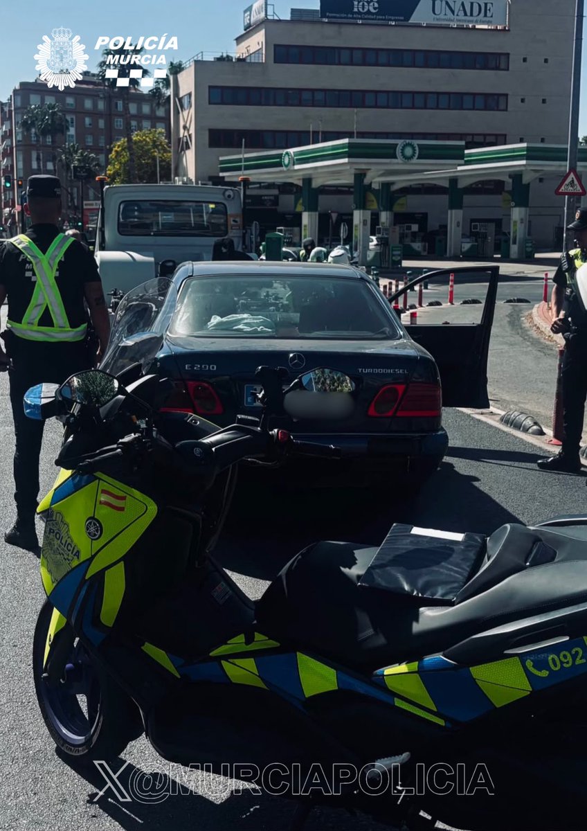 MurciaPolicia's tweet photo. Una dotación de #Polivalentes denuncia ✍️ a un varón por realizar transporte de viajeros sin autorización, actuando como “taxi ilegal”, en #Murcia.
🚔 Seguimos velando por el cumplimiento de la normativa. https://t.co/jz9a7wZ3jX