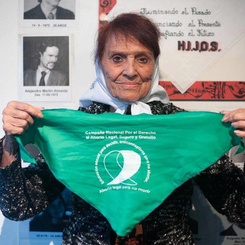EA_EncArg's tweet photo. DOLOR DE IGLESIA
Por Antonio Caponnetto

Fechado el 15 de junio del corriente, la Conferencia Episcopal Argentina –con la firma de su presidente, Monseñor Marcelo Daniel Colombo y de su Secretario General, Monseñor Raúl Pizano- dio a conocer su pésame por la muerte de Taty Almeida, cabeza de la agrupación criptoterrorista Madres de Plaza de Mayo Línea Fundadora. 

La condolencia no ahorra ditirambo y se pronuncia encomiásticamente por la difunta sin asomo, siquiera  tenue, de cierto matiz o salvedad; o acaso de alguna prudencial toma de distancia dada la ideología marcadamente filocomunista del personaje mentado. Al contrario, y a nada poco menos de declararla <santa súbita>, le agradecen “a Dios haber sostenido su valentía en tiempos difíciles”, su “testimonio para muchas generaciones”, “llorando su partida” e instando a “honrar su memoria”.

Puesto que tuvo una longeva y activa existencia, la señora Almeida ha dejado extensamente documentada su posición, no sólo favorable a la militancia erpiana de su hijo desaparecido, sino a todo el ideario revolucionario en general, que se manifestó, por ejemplo, en su radical apoyo al movimiento abortista y a las agrupaciones LGTB. No hubo defensa del infanticidio, de la contranatura, de la promiscuidad y de la insurrección cultural y espiritual que no la tuviera como punto de referencia. Insistimos: toda esta postura de la occisa está exuberantemente documentada.

Pero sinceramente no es a ella a la que queremos referirnos. Incluso la encomendamos a la misericordia divina, y repetimos una vez más lo que hemos dicho desde los días mismos de la guerra contrasubversiva; y es que culpables que se los hubiera hallado a los guerrilleros, ninguno merecía el destino de desaparecido. Sí, en casos que correspondiera, el pelotón justiciero, responsable y público. Sí la guerra frontal, límpida, implacable y a cara descubierta. Pero es otra historia y nos hemos cansado de escribir sobre ella.

Lo que realmente nos mueve a repugnancia es el contenido, salvajemente reduccionista y farisaicamente parcial cuanto cínico de la declaración de la Conferencia Episcopal. Nuestros pastores compiten cada día para superarse en perjurios, vilezas, bellaquerías y premeditadas desmemorias. Ni siquiera tienen el proverbial olor a oveja sino a colectora de escorias. El pésame que han redactado es un monumento  infame a la inequidad histórica, a la injusticia sobre el pasado, a la falsía como método de observación de la realidad, a la dialéctica esperpéntica sobre los hechos, a la falacia sustituyendo a la lógica.  Han hecho propia la horrísona táctica de Mario Benedetti, al que tantas veces citó Bergoglio; amigo, claro, de la desdichada Almeida. “Hay que lograr que se sustituya en los demás la autodefensa por el autoasco”. Dar asco; hasta que no podamos espejarnos en ellos que deberían ser nuestros dechados. Dar asco para sentirse útiles. Eso es lo que hacen.

Nos preguntamos con dolor ¿a qué iglesia pertenecen estos obispos que pueden elogiar sin límites a sus propios y declarados enemigos? ¿A qué iglesia encarnan, representan y guían sujetos que carecen de cualquier escrúpulo para cohonestar a los activistas que proponen la contranatura y el genocidio de los niños por nacer? Ya ni el invento de la <iglesia conciliar> los satisface. Al fin de cuentas, historicistas como son, el Vaticano II les resulta una módica antigualla al lado de estos fantásticos <constructos>  que son la iglesia sinodal, la democrática y la sincretista.

Ahora bien; si –congruencia mediante- no es ni puede ser a la Iglesia Católica, Apostólica y Romana a la que sirven, ¿no constituye esto una amenaza grave y aterradora de que estén en el límite de una conducta que rompa el vínculo de sumisión con “la columna y el sostén de la Verdad”, como define San Pablo a la Iglesia”(I Timoteo, 3,15)? ¿No habrá nadie autorizado y no modestos parroquianos o creyentes de a pie como nosotros, que les ponga un caritativo pero enérgico parate a quienes se han transformado en acarreadores de cizaña desparramada adrede sobre el buen trigo?  Preguntamos nomás; porque no sea cosa que el drama del cisma ya se haya desatado y nosotros, los perros, no tengamos quien nos enseñe dónde veramente está. No les vendría mal a estos obispos de pañuelos blancos y verdes, darle una repasadita a la II,IIae de la Suma, cuestión 39. Enterita y sin recortes.

Dios nos dé fortaleza para no dejarnos amedrentar ni atropellar por estos truhanes devenidos en lobos. Y reparemos lo que podamos. Por lo pronto, el homenaje a las otras madres, a las que no engendraron asesinos sino héroes.

El que cayó partido por esquirlas quemantes
de la anónima pólvora estallada a mansalva,
y se quedó sin rostro para ver el otoño,
sin las manos castrenses de los días tonantes.
No era el gajo infecundo de un ignoto retoño:
Señor, tenía una madre que lo esperaba al alba,

El que olvidó el pellejo tajado por la furia
del insurrecto alzado en la calma de enero,
el que usó de mortaja su uniforme argentino
como el jefe imbatible de una antigua centuria.
No era el desheredado de un solar mortecino. 
Señor, tenía una madre que veló a su guerrero.

El que cruzó la selva tucumana a sablazo
cuando un tiro faccioso se le hundió en la osamenta,
la mirada nublosa por la sangre surgente
con la oración devota del postrimero plazo.
No era un andrajo errante sin cuño ni simiente. 
Señor, tenía una madre que aguantó la tormenta.

El que gritó en Formosa que nadie se rendía,
enarbolando al tope la juvenil guapeza,
recibiendo la muerte de forajidas turbas
sin tiempo para el rezo de algún Avemaría.
No era un nómada aislado entre cíclicas curvas:  Señor, tenía una madre que sufrió tal crudeza.

El que en tantos recodos del entresijo urbano,
con crueldad y violencia trataron sus captores,
hasta extinguir sus huesos en lúgubres camastros aunque el temple guardaba el valor del cristiano.
No era un ser exiliado de orígenes y rastros:
Señor, tenía una madre que alumbró con dolores.

El que no delinquió ni mancilló su espada, salvaguardando cruces, custodiando banderas
en regimientos patrios, en las Islas Malvinas
para que lo aguardara una prisión sellada.
No era un huérfano solo de apátridas neblinas:
Señor, tenía una madre con su alma en las trincheras.

Guillermina con Gladys, Juan Eduardo tras Paula,
la pequeña María Cristina, toda infancia,
no alcanzaron el tiempo de la flor y la fruta
no más juego a la siesta ni más libro en el aula.
No eran los hospicianos que perdieron la ruta:
Señor, tenían madres que aún gimen la distancia.

¿No merecen acaso el respeto del luto,
el consuelo impetrante de una carta papal,
la misiva romana del sucesor de Pedro
la bendición solemne en señal de tributo,
el elogio a su noble tenacidad de cedro?
Señor, dales Tú mismo la certeza pascual.

Desagravia esta afrenta a las madres ausentes
de la historia, el recuerdo, la memoria o las plazas.
Nómbralas comensales de tu pan y tu mesa,
condecora sus pechos con tus llagas ardientes, renueva para ellas tu celestial promesa.
Señor, a todas ellas, yo sé que las abrazas.