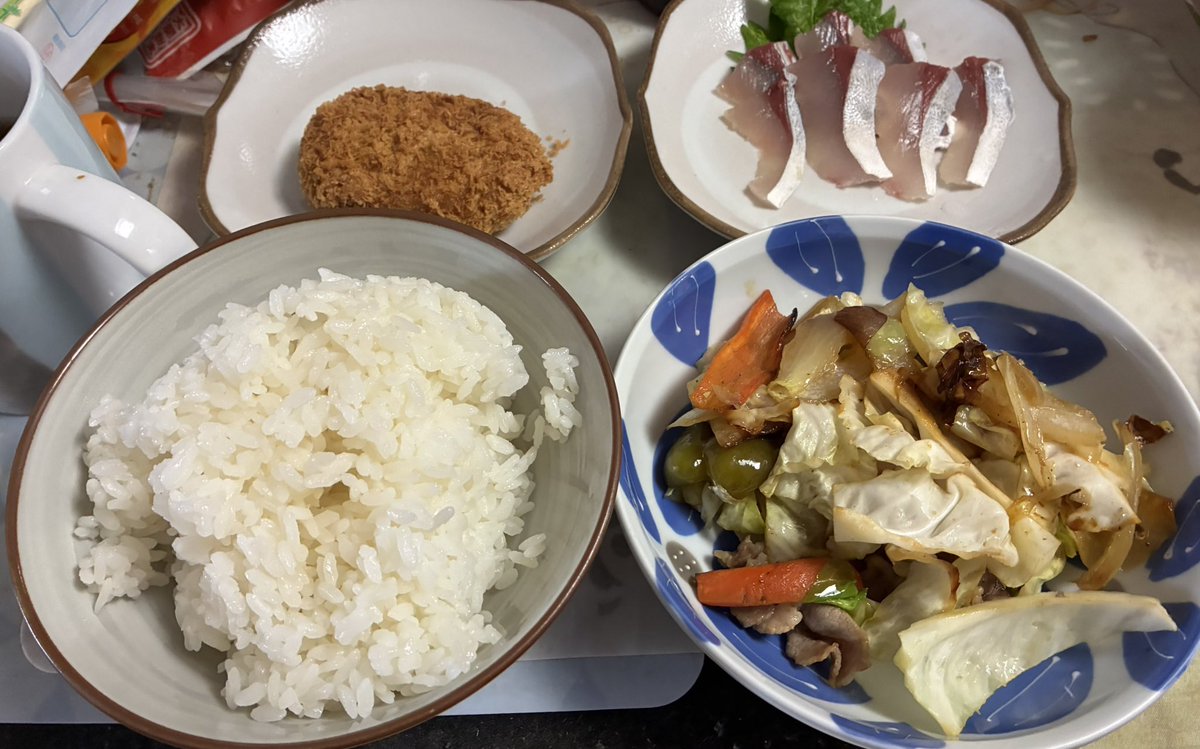 sirohebi_0814's tweet photo. お昼ご飯ˡᵘⁿᶜʰ𓌉◯𓇋
ハマチの刺身とコロッケと野菜炒め😋
野菜炒めは余ってたのでおかわりしました🤗
刺身はちょっと硬かった💦
コロッケは美味しかったのでもう1こ欲しかった😢
夜まで寝ます😴 https://t.co/IAnikYhp1J