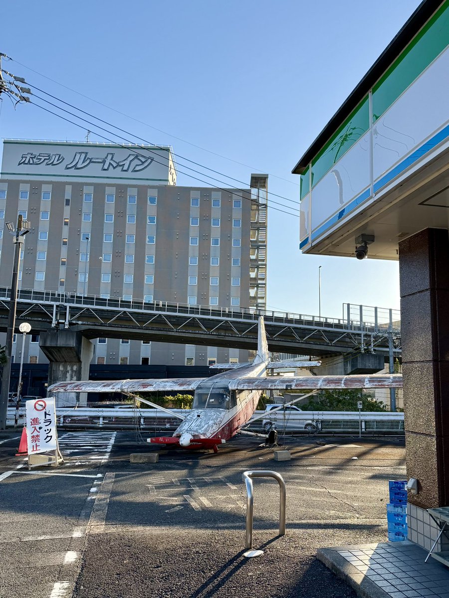 puppypetsachi's tweet photo. コンビニ店員に聞いたけど分からないと言われた飛行機なにこれ https://t.co/rneNF6QkUi