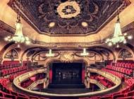 merlinpapin3's tweet photo. Aujourd’hui, dans le cadre de mes #CinémasdeQuartierdemaVie qui ont façonné ma cinéphilie, je vais vous parler d’un lieu mythique de Paris, classé à l’inventaire des monuments historiques : #LeTrianon, situé boulevard Rochechouart, à proximité du métro Anvers (enjtre Pigalle et Barbès)
Ce lieu a marqué une période de ma vie, lorsque j’y allais encore lorsqu’il était en format “salle de cinéma”.
Amusante proximité avec l’Élysée Montmartre, haut lieu du catch en France dans les années 60 et 70, devenu aujourd’hui un espace fréquenté par la jeunesse branchée de Paris et de province, qui vient s’y divertir lors de concerts (Indochine, BB Brunes, Stromae), mais aussi pour des pièces ou des spectacles contemporains.
Mais autrefois, tout était différent.
Le Trianon a été créé en 1894, en tant que théâtre à l’italienne, avec ses deux balcons, son plafond haut et vaste, et ses piliers courant tout le long de la salle. Il pouvait accueillir jusqu’à 1 000 personnes dans une salle à la fois longue et large, très éloignée des “cages à lapins” que proposent certains circuits aujourd’hui.
À ses débuts, il s’appelait Trianon Concert et a changé plusieurs fois de nom avant de devenir simplement Le Trianon. Mais cette première vie fut interrompue : un incendie important détruisit la salle ainsi qu’une partie de son voisinage. Il fut reconstruit et rouvrit en 1902.
Avant la guerre, il se spécialisa dans le music-hall, accueillant des artistes comme Fréhel, Guibert ou Pierre Dac.
Puis, après la guerre et pendant près de quarante ans, la salle devint un cinéma, l’un des plus côtés de Paris. Sa situation, proche de Pigalle et au pied de Montmartre, attirait un large public qui appréciait la grandeur de la salle et son immense écran. On retrouvait une configuration comparable à celle du Grand Rex, avec ses deux balcons (bien que la décoration fût différente), ses coursives et ses escaliers impressionnants pour un cinéma.
Je l’ai connu dans les années 70, lors de mon arrivée avec ma mère et mon frère dans ce quartier où elle avait emménagé. C’était alors une profusion de cinémas à proximité immédiate de la maison, une faune colorée et bon enfant, une autre époque.
Entre Place Clichy et Barbès, on trouvait une dizaine de salles, presque toutes du même côté de la rue, très fréquentées par des jeunes comme moi. Au Trianon, on pouvait voir surtout des films d’aventure, pas en avant-première, mais cela importait peu.
Puis le cinéma s’est spécialisé dans les films de kung-fu, que nous découvrions avec enthousiasme, tout comme les westerns spaghetti. On y découvrait Bruce Lee, Franco Nero, Terence Hill ou Bud Spencer : un vrai cinéma de quartier, où l’on n’avait pas besoin de réfléchir.
Ce n’étaient pas forcément des chefs-d’œuvre, certes, mais combien d’acteurs devenus célèbres par la suite avons-nous découverts ici ? Eastwood, Bronson ou Van Cleef en faisaient partie.
Une petite part de ma vie de passionné de cinéma s’est construite dans ce type de lieux.
Vers le milieu des années 80, le cinéma ferma comme tous les autres du quartier. Mais lui ne devint jamais un multiplexe et conserva ses ors pour ceux qui le rachetèrent, en en faisant un des hauts lieux de la culture branchée parisienne, au même titre que l’Élysée Montmartre (où a lieu la Soirée des Révalations des César depuis quelques années) La Cigale ou Le Divan du Monde.
Mais ça c'était avant
@FredOL69007
❤️si vous aimez