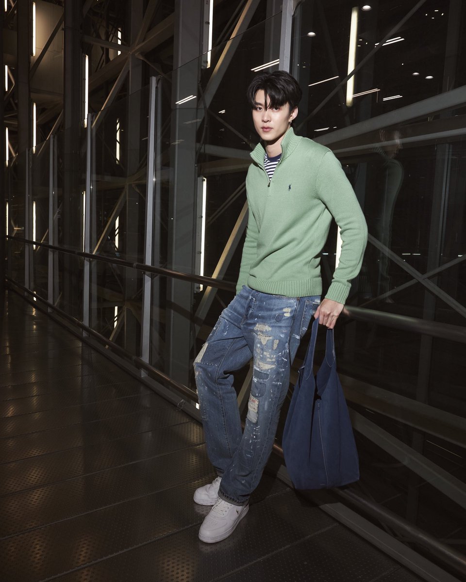 VogueThailand's tweet photo. #VogueReports ส่องแอร์พอร์ตลุคของ ‘มีน–นิชคุณ’ @nichameen8 กับการเดินทางสู่กรุงมิลาน เพื่อเข้าร่วมชม Ralph Lauren Purple Label & Polo Ralph Lauren Spring 2027 Collections ณ Palazzo Ralph Lauren ในสไตล์ American Heritage อันเป็นเอกลักษณ์ของแบรนด์ Polo Ralph Lauren ด้วยการเลเยอร์เสื้อสเวตเตอร์สีเขียวอ่อน เข้ากับเสื้อลายทางสุดคลาสสิก กางเกงยีนส์ดีเทลงานปะผ้า และการฟอกสีสไตล์วินเทจ พร้อมคอมพลีตลุคด้วยกระเป๋า Polo Play Bag สี Navy ที่สะท้อนถึงงานฝีมือสุดประณีต และเสน่ห์เหนือกาลเวลาตามแบบฉบับของ Polo Ralph Lauren #RalphLaurenSP27 #PoloRalphLauren #Meennicha8

Photo: Courtesy of Polo Ralph Lauren