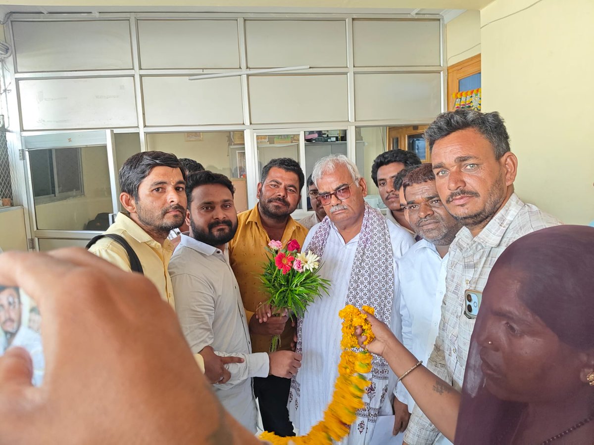 SitenderR01's tweet photo. 1 year नया वेटिंग नियम प्रक्रियाधीन भर्तीयो में लागू करवाने के लिए आज अभ्यर्थी कैबिनेट मंत्री @madandilawar जी को ज्ञापन दिया है।
#4th_grade_में_भी_1साल_तक_वेटिंग_लागू_करो 
@educationnagari https://t.co/adx5ANT2vA
