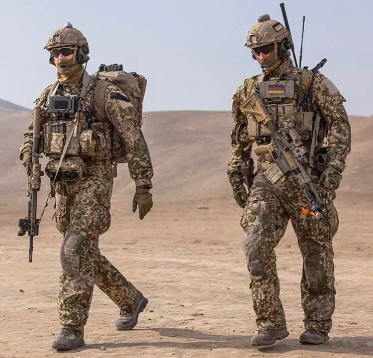 WarFlash_2630's tweet photo. KSK operators in Afghanistan 2020.Both equipped with an personal Tablet https://t.co/N6HZEzZvvR