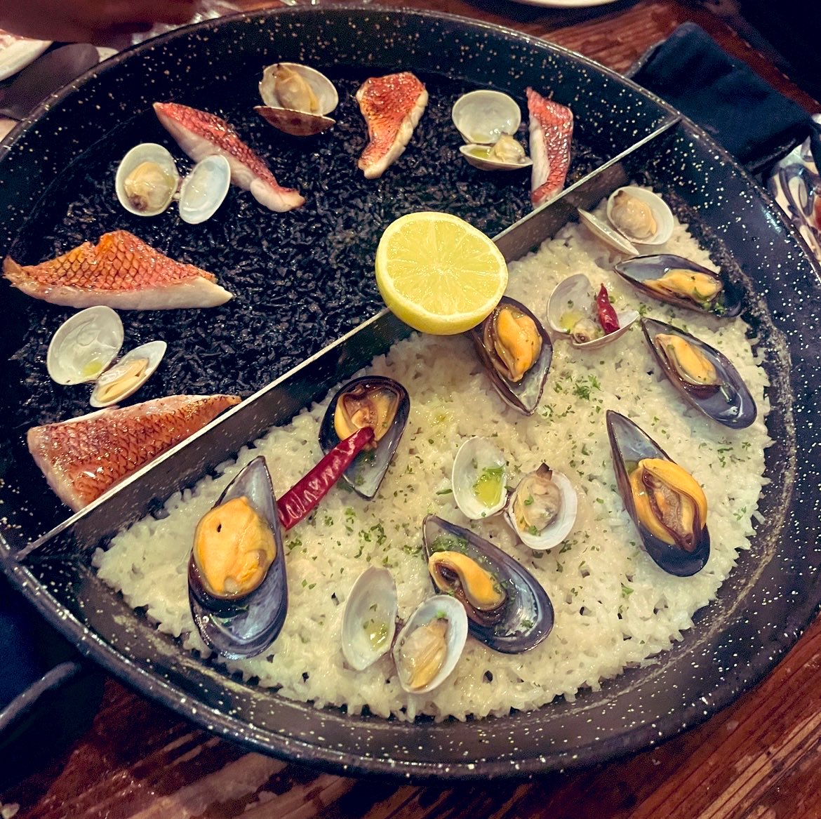 ______azuki_'s tweet photo. 📍Pablo 中目黒

やはり美味しい！間違いない！
店内で一斉に鳴り響いた地震アラートと店内の賑やかさは同等だった

🥘金目鯛のイカスミ＆ムール貝とアサリのパエリア
🍄トリュフ香る生マッシュルームとチーズのサラダ
🫒ピンチョス盛り合わせ
🐟鮮魚のパリパリ包み揚げマッシュルームソース https://t.co/B1PYdFwPa0
