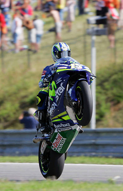 SergietoGM's tweet photo. MotoGP Brno 2005. #wheeliewednesday https://t.co/XfnOxV1yxW