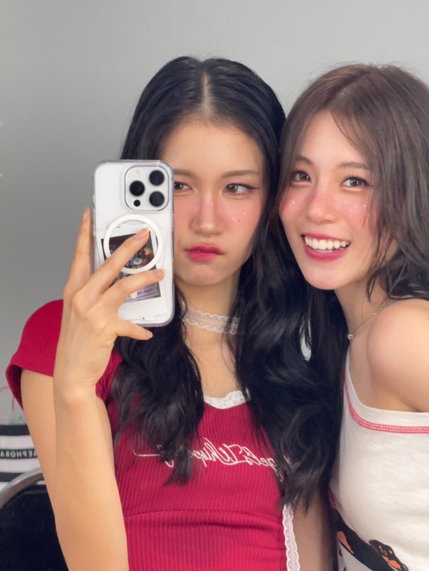 perflxtw's tweet photo. something never changed, but something changed มาก 5555555555

then                                                            now https://t.co/RDKdb0I5AJ