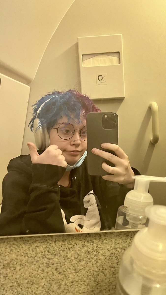 kingtroverted's tweet photo. airplane selfies of me going to the UK to see harry 2022 vs 2026 https://t.co/qQrUzAPbpN