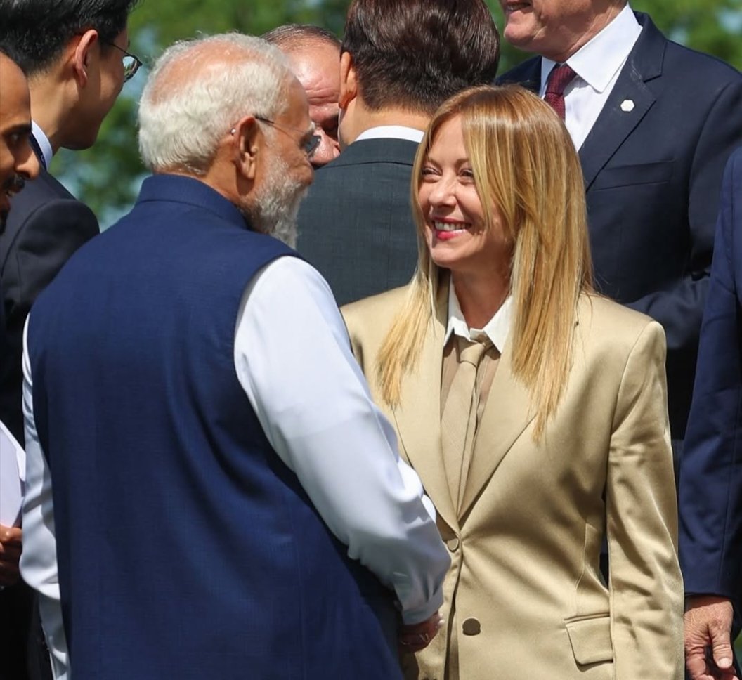 nisulkh_'s tweet photo. Bro with her 🥰            Bro With him 🖕 https://t.co/wo3vJIhRJT