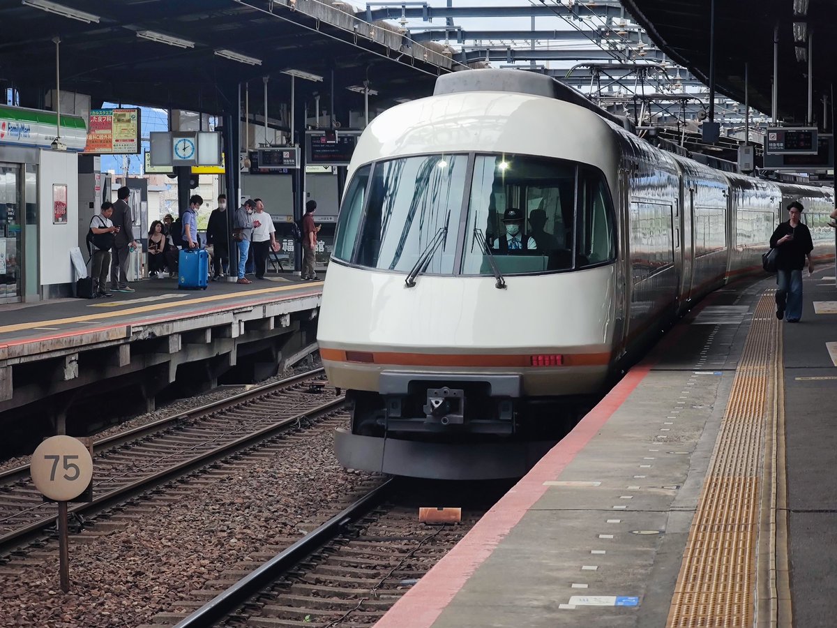 mate_mmder's tweet photo. 大和八木からアーバンライナーのデラックスなシートに乗車 https://t.co/REysIuknYv