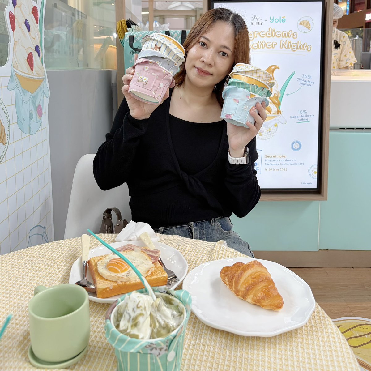 Uhpatva's tweet photo. น่ารักกกก Yolé x Slip to Sleep เพียงซื้อ Yolé เฉพาะไซส์ L จะได้ cup sleeve มาพร้อมกับปลอกแก้วน้องชุดนอนจิ๋วรุ่น Limited Edition แบบสุ่มไปเลย พิเศษเฉพาะที่ร้าน Yolé ชั้น 7 @ Central World เท่านั้นน้า แต่ละลายน่ารักมากๆ อยากสะสมให้ครบเลย จะบอกว่าที่ร้านก็เก๋สุด น้องๆ พนง. ใส่ชุดนอนกันด้วยแปลกตาและดูน่ารักนะ ไอติมก็หอมอร่อยละมุนเหมือนเดิม กินกี่ครั้งก็ไม่เบื่อ 
•
ลืมบอกต่อที่สองรับส่วนลด 15% สำหรับสินค้าทุกชิ้นเมื่อแสดงปลอกแก้วลายน้องชุดนอนนี้ ที่ร้าน Slip to Sleep สาขาเซ็นทรัลเวิลด์ ชั้น 5 ตั้งแต่วันที่ 16 - 30 มิ.ย. นี้เท่านั้นด้วยนะ ใครเป็นเอฟซีจัดด่วนจ้าาาา!!
