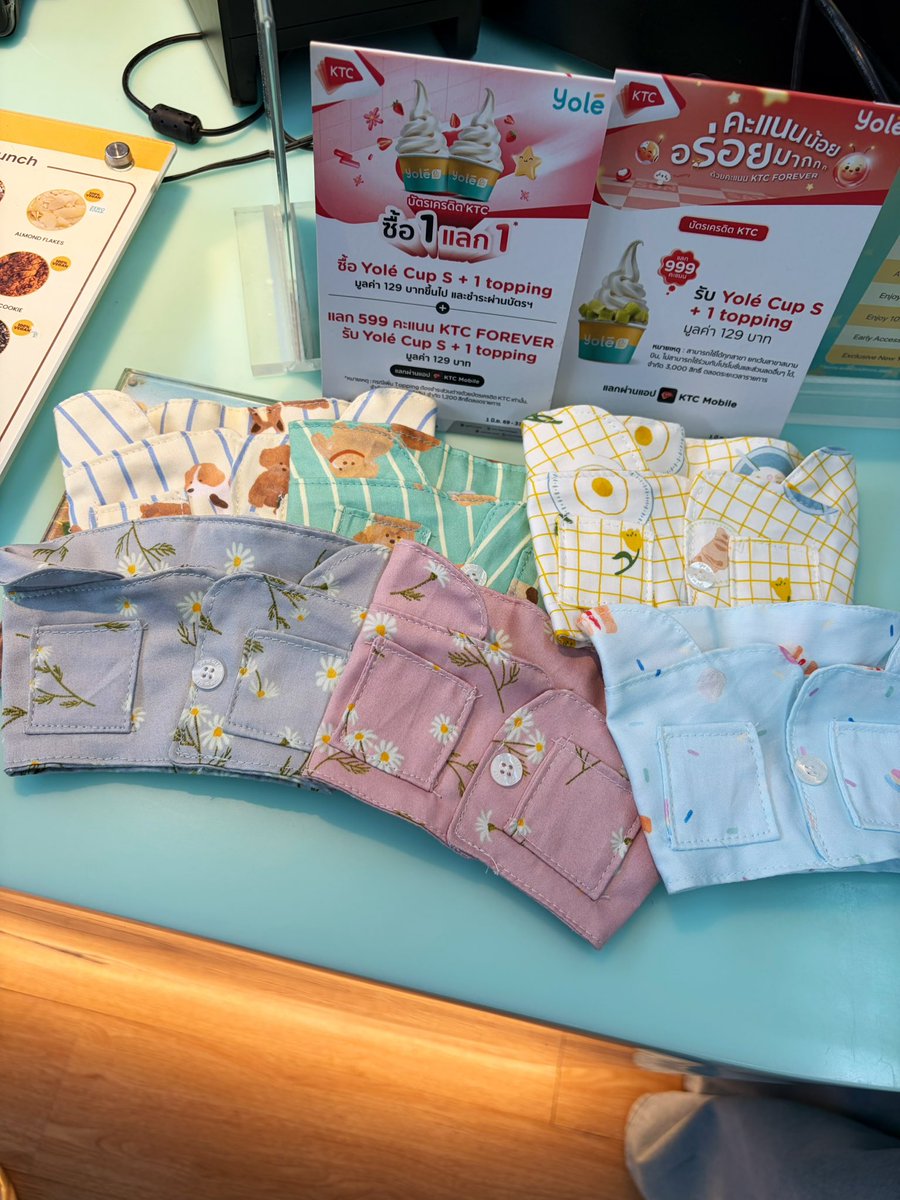 Uhpatva's tweet photo. น่ารักกกก Yolé x Slip to Sleep เพียงซื้อ Yolé เฉพาะไซส์ L จะได้ cup sleeve มาพร้อมกับปลอกแก้วน้องชุดนอนจิ๋วรุ่น Limited Edition แบบสุ่มไปเลย พิเศษเฉพาะที่ร้าน Yolé ชั้น 7 @ Central World เท่านั้นน้า แต่ละลายน่ารักมากๆ อยากสะสมให้ครบเลย จะบอกว่าที่ร้านก็เก๋สุด น้องๆ พนง. ใส่ชุดนอนกันด้วยแปลกตาและดูน่ารักนะ ไอติมก็หอมอร่อยละมุนเหมือนเดิม กินกี่ครั้งก็ไม่เบื่อ 
•
ลืมบอกต่อที่สองรับส่วนลด 15% สำหรับสินค้าทุกชิ้นเมื่อแสดงปลอกแก้วลายน้องชุดนอนนี้ ที่ร้าน Slip to Sleep สาขาเซ็นทรัลเวิลด์ ชั้น 5 ตั้งแต่วันที่ 16 - 30 มิ.ย. นี้เท่านั้นด้วยนะ ใครเป็นเอฟซีจัดด่วนจ้าาาา!!