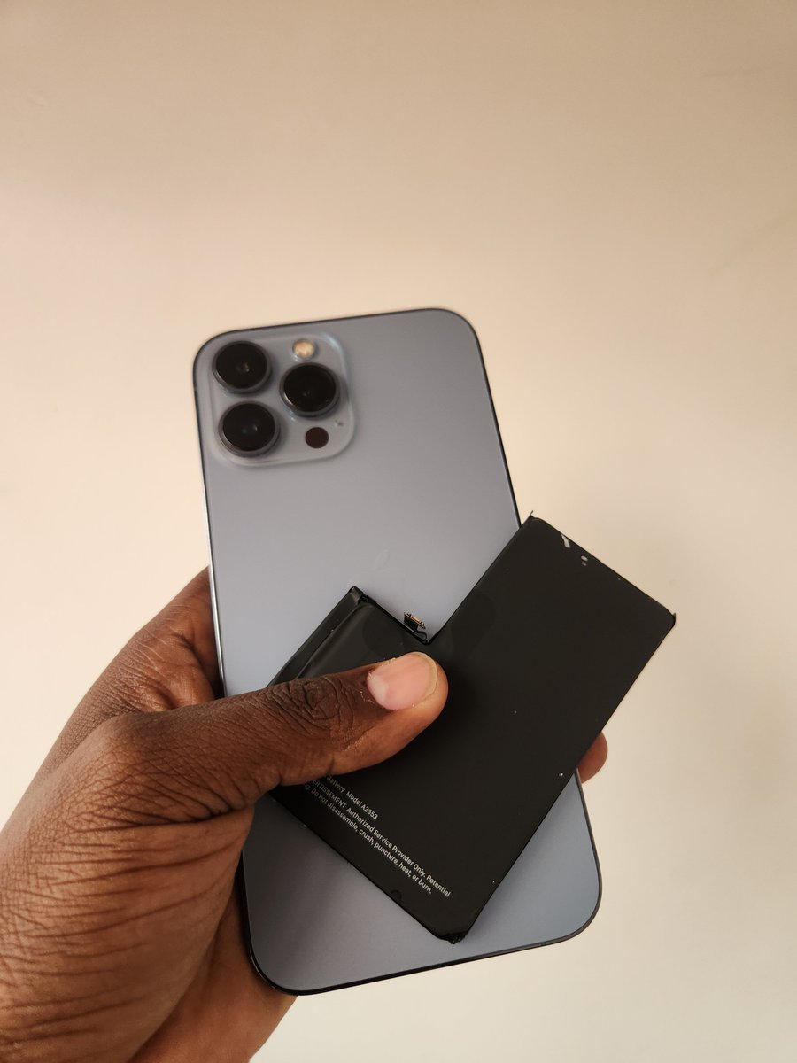 Dennopere's tweet photo. Broken screen? 💧 Water damage? 🔋 Not charging?
We fix it fast! ⏱️ Affordable 💸 Guaranteed 🔒
📞 Call: 07012 13132 
📍 Simara Mall 3rd floor shop 1
*Get your phone back! 📱* https://t.co/BgooHezXzC