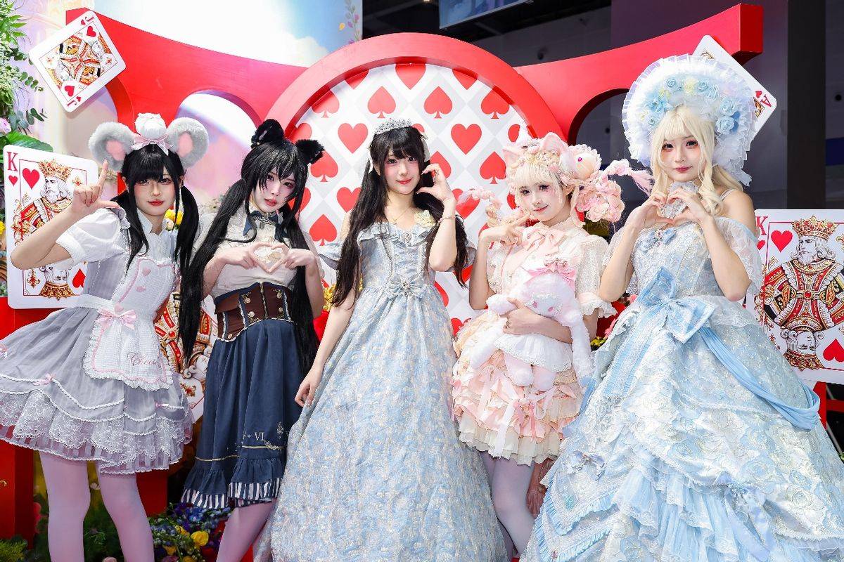 zuzaczek08's tweet photo. Just had the BEST day at the city anime convention—met my favorite VA, scored limited-edition merch, and even tried a fun cosplay group skit! 10/10 would do it all again next year! https://t.co/idEkyXDANv