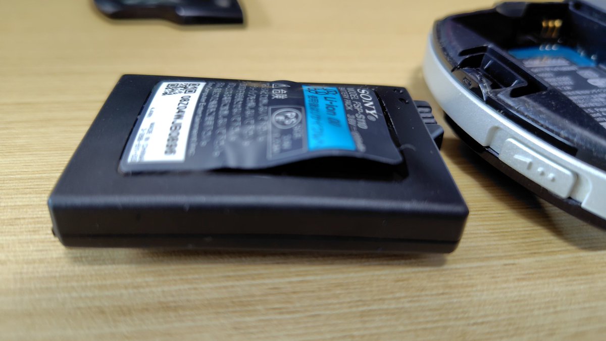 Randy_Flying_V's tweet photo. 荷物整理してたらPSPが出てきて、なんかフタが外れてんなーと思って見たら、バッテリーがパンパンになってた😱 https://t.co/xoF6A3I01o