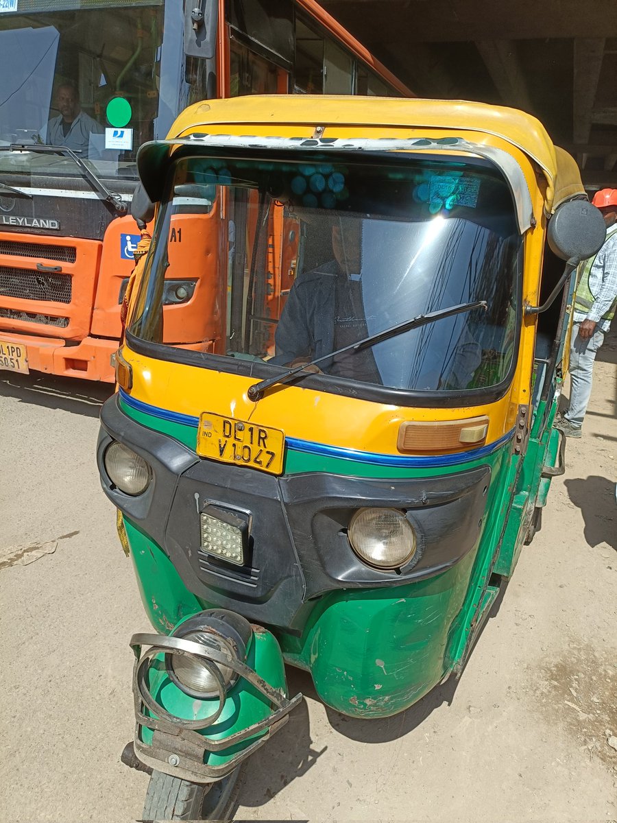 Mohdadil95's tweet photo. @Olacabs 
Vehicle book kisi dusre vehicle no se tha
Aya koi dusra pickup ke lie
Kya ye safety he passenger ki? https://t.co/YmPxC69x3x