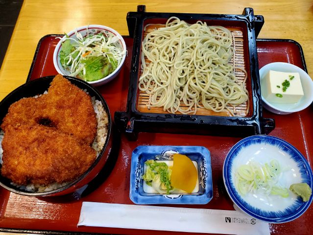 sn4738's tweet photo. 今日は夜勤明け、伊勢とよ へ

このお店のほうに用事あったのと、ラーメンだとお腹にダメージ
明日はお出かけで、お腹のダメージは最小限にしたい

ロースかつ重セットの冷たいおそば
今日は100円引き、ありがてぇ
暑いから、冷たいお蕎麦が気持ち良い
んー、かつ重もウマウマ
ごちそうさまでした https://t.co/DwHkBeDuJH