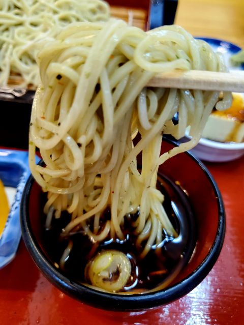 sn4738's tweet photo. 今日は夜勤明け、伊勢とよ へ

このお店のほうに用事あったのと、ラーメンだとお腹にダメージ
明日はお出かけで、お腹のダメージは最小限にしたい

ロースかつ重セットの冷たいおそば
今日は100円引き、ありがてぇ
暑いから、冷たいお蕎麦が気持ち良い
んー、かつ重もウマウマ
ごちそうさまでした https://t.co/DwHkBeDuJH