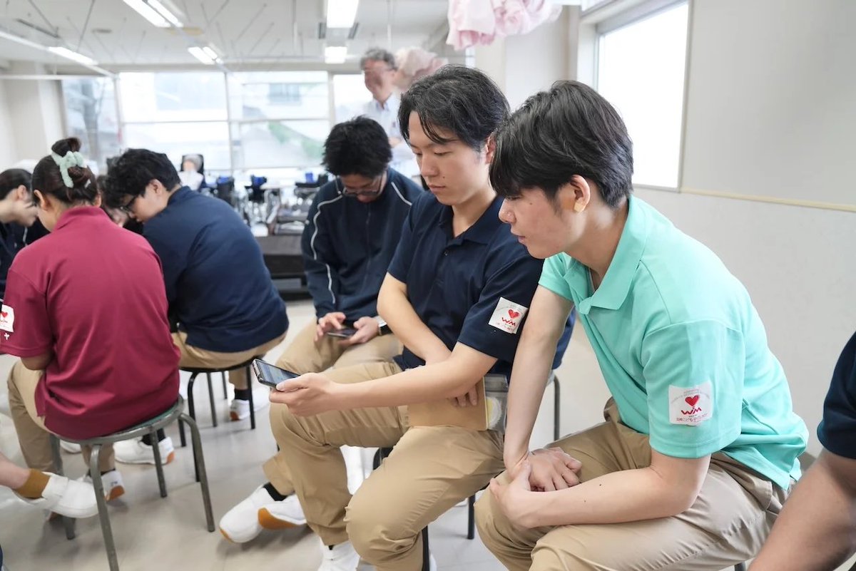 wm_cocoro's tweet photo. 介護現場でもICT機器の導入が進んでいるって知ってますか？

現場で実際に利用されている最新技術を授業の中で実際に体験させていただきました！

職員の負担軽減だけでなく、利用者様の安心・安全にもつながる素晴らしい技術ですね😌❤️

#介護　#福祉　#専門学校　#新潟 https://t.co/387zZScmrr
