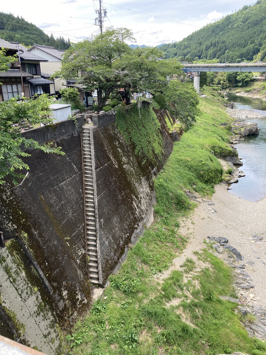 shabbyorc0905's tweet photo. インターネット百景？の角度がめちゃくちゃ急な階段もある！ https://t.co/iX96v5Ojbk