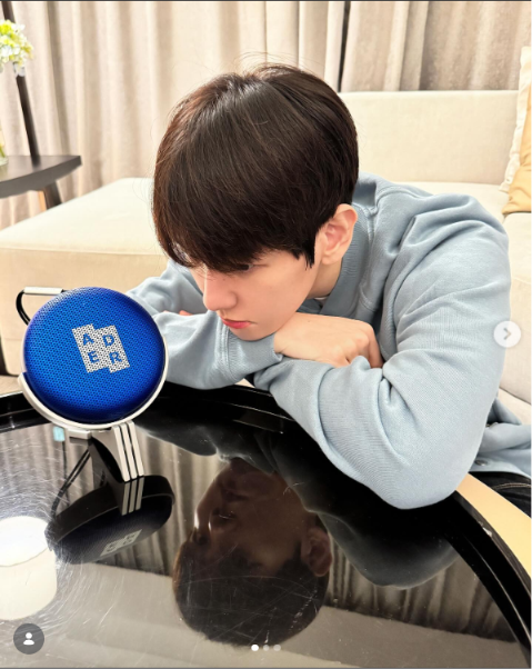 Baekie_bum's tweet photo. A report claimed they received a "tip" Baekhyun owns a TV similar to Mong (Bang &amp; Olufsen) and implied it was a gift from Cha… when Baekhyun literally had an official brand partnership and was invited as a high-profile guest for the Bang &amp; Olufsen x Ader Error launch😭 https://t.co/eVrEcwD2Za